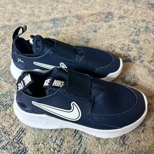 NWOT - Nike Kids Flex Runner 3 Slip-On Sneakers in Navy and White - Size 1